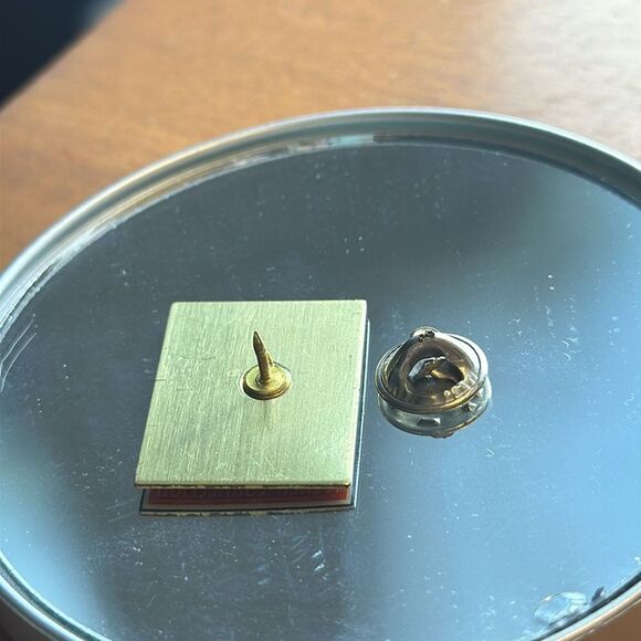 Vintage collectible Grand Marnier French Connection lapel pin - Picture 4 of 4